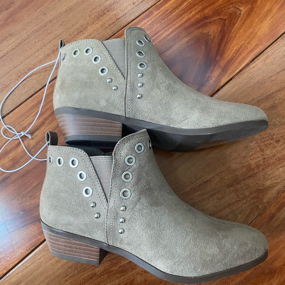 NWT Circus Sam Edelman Paula Logan Black Bootie with grommets. Size 2